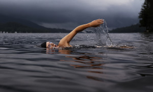 swimming photo knee health